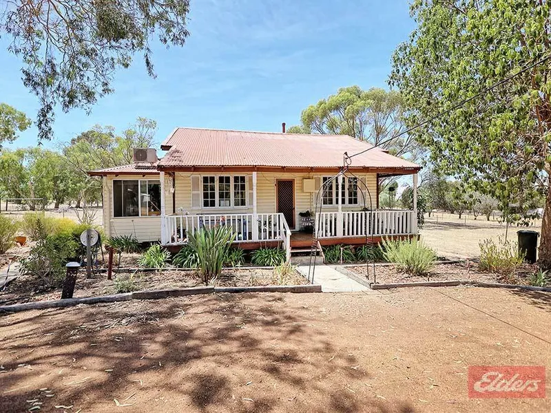 COUNTRY COTTAGE CHARM