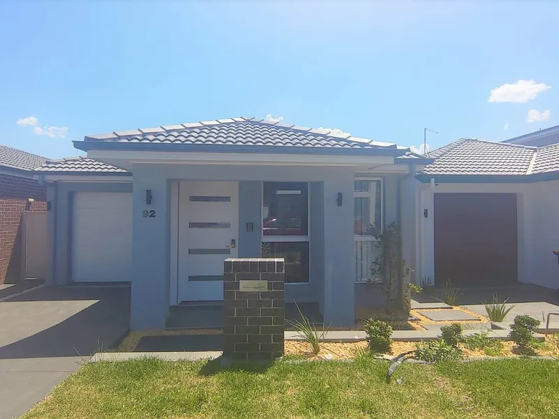 BEAUTIFUL 3-BEDROOM HOME AT A GREAT LOCATION IN THE PONDS!