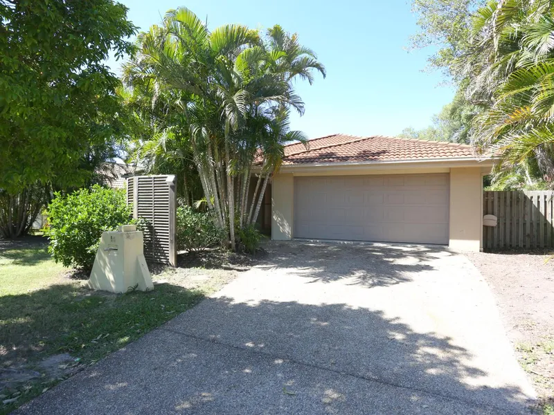 Lovely Family Home With Mature Gardens in Quite Cul-der-sac