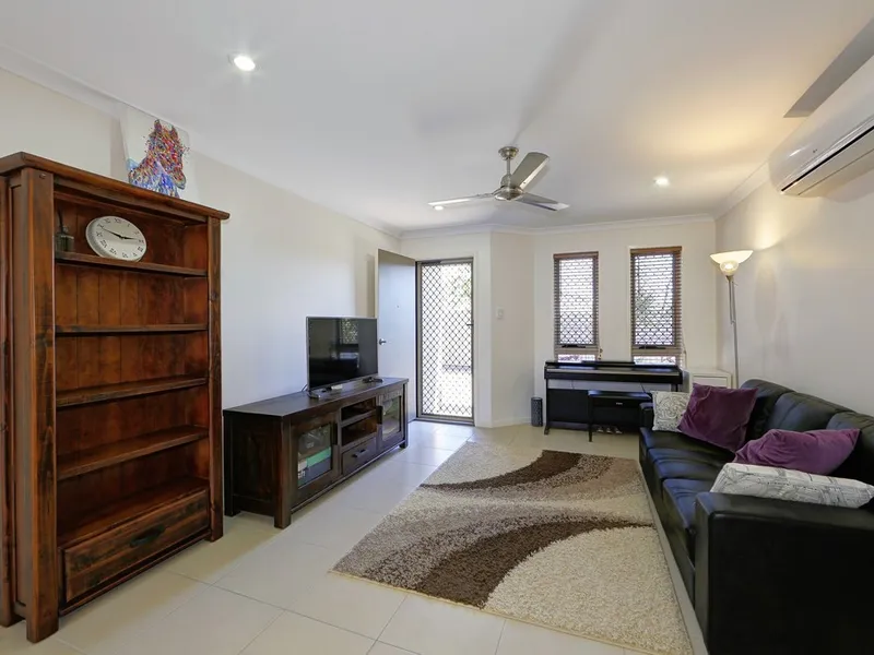 STUNNING VILLA WITH SIDE YARD ACCESS!!