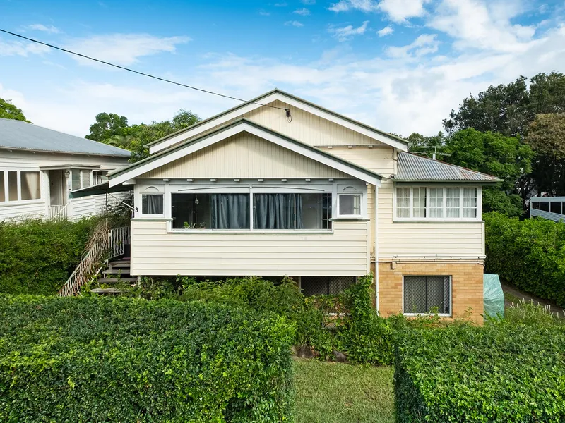 Queenslander on a massive 810m2 block (2 lots)