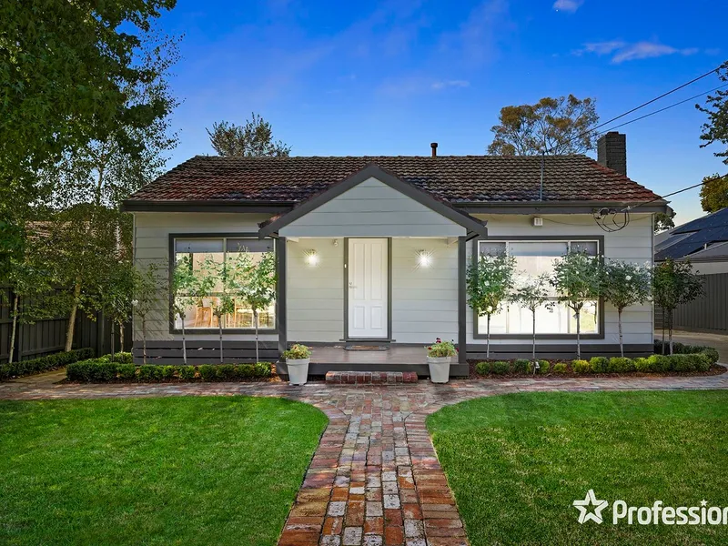 GOLF LINKS COTTAGE APPEAL WITH DESIGNER TOUCH AND MODERN UPDATES