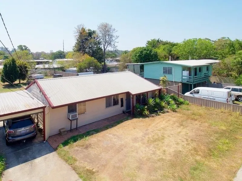 3 Beds...Air Con...1003m2 Block