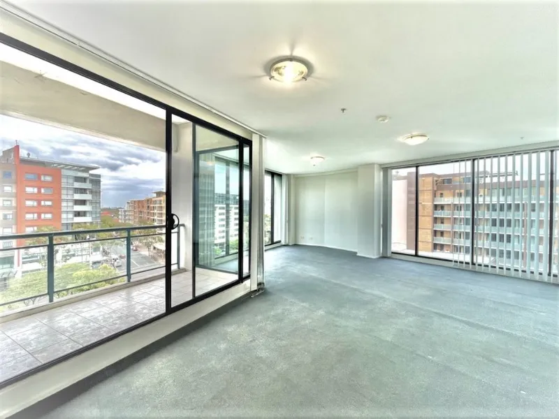 HUGE TWO BEDROOM APARTMENT WITH DISTRICT VIEWS!
