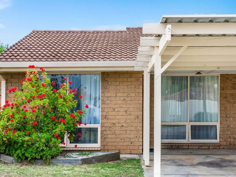 Spacious Modern unit - Private Rear Garden - Small Neat Group