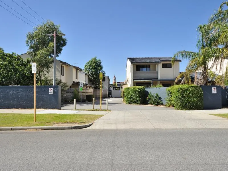 Location and convenience! 2 Bedroom unit close to all amenities