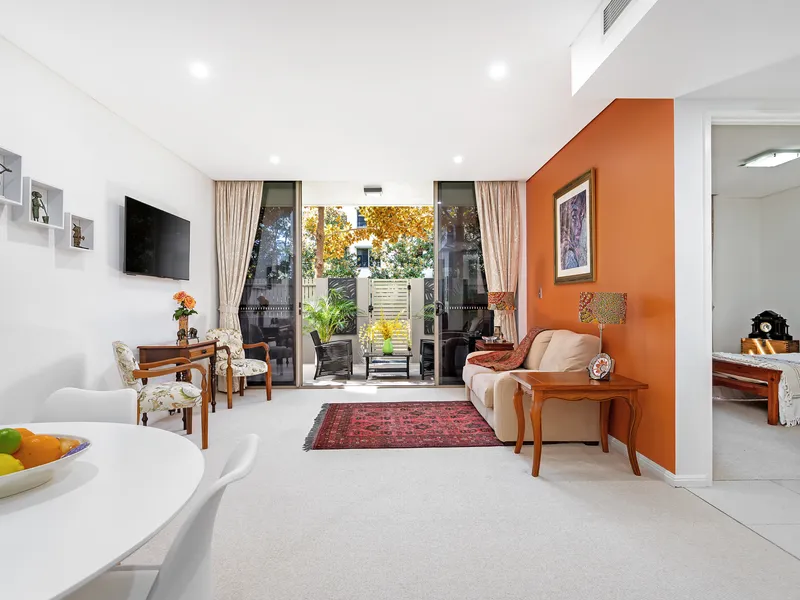 Luxe contemporary garden apartment with resort facilities
