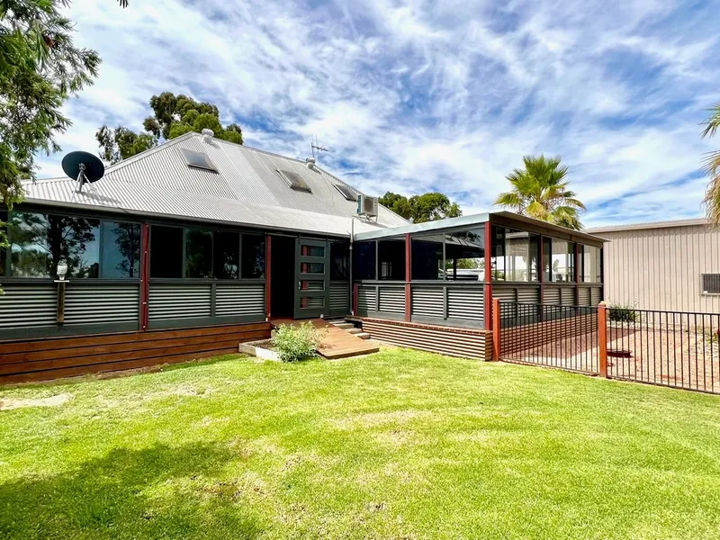 1 ACRE LIFESTYLE PROPERTY ONLY MINS FROM SHEPPARTON!