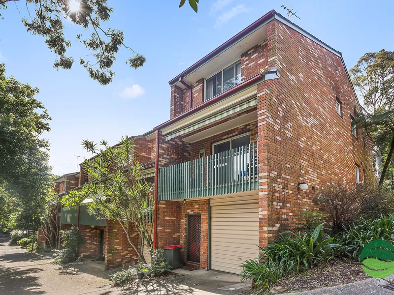 GORGEOUS TRI-LEVEL 3-BEDROOM TOWNHOUSE WITH HUGE TANDEM LOCK-UP GARAGE