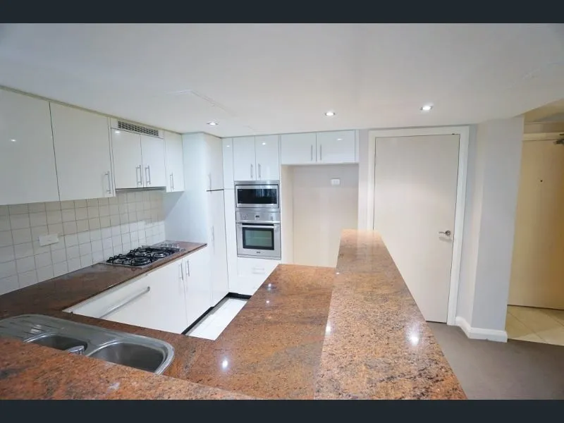 Popular Location! Luxury Apartment!