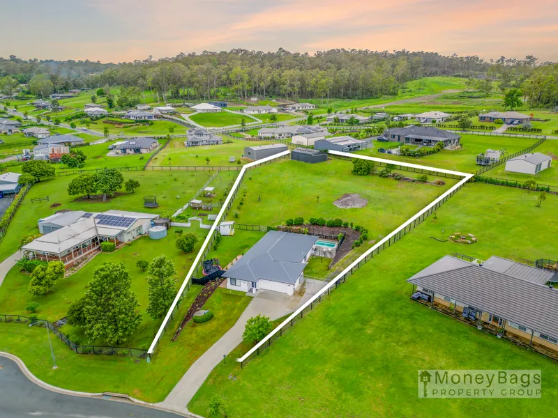 Acreage Living in Woodhill!