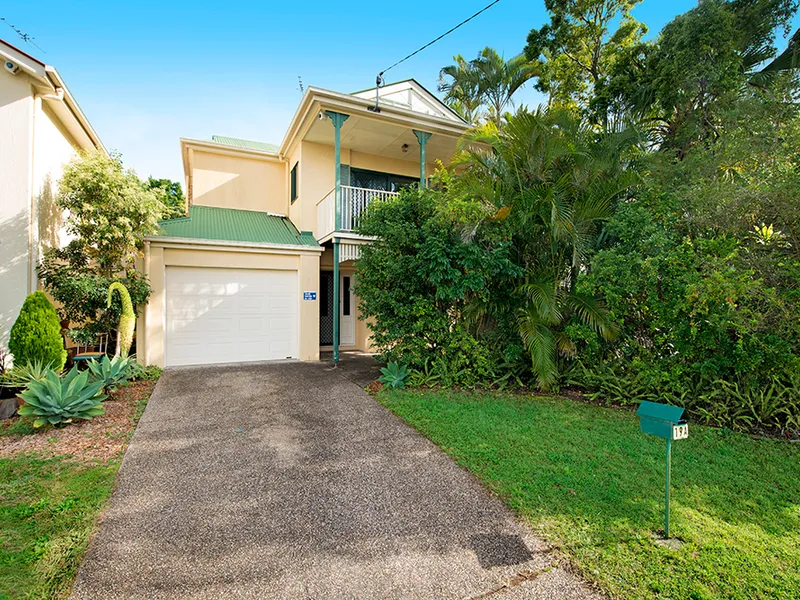 Close to Westfield Garden City! Air conditioning and Ceiling Fans!