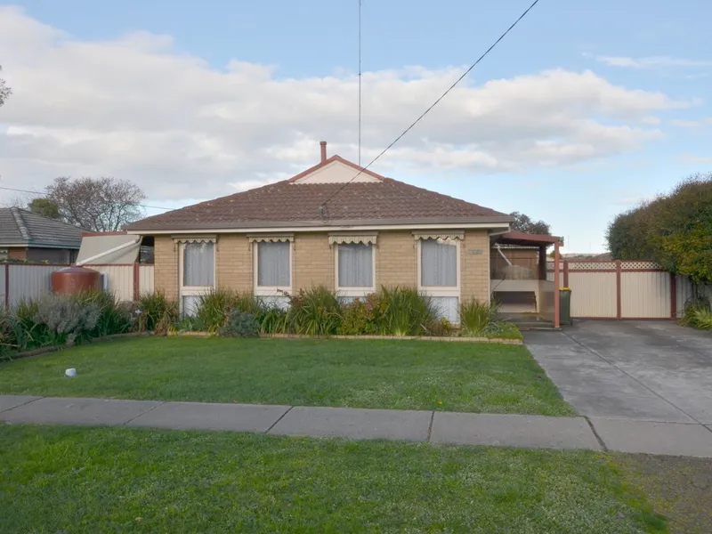 Large five bedroom home in brilliant location!