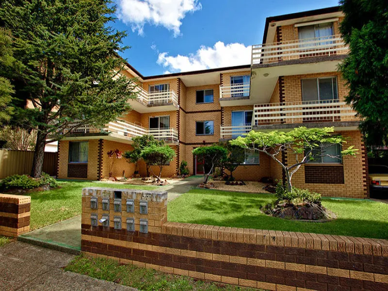 Conveniently locate 2 bedroom unit with tandem large lock up garage