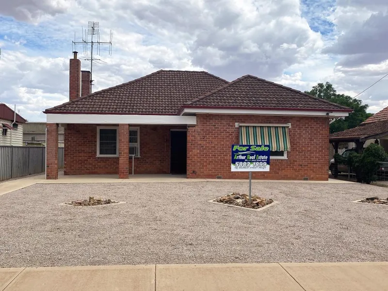 LOVELY BRICK VENEER HOME IN GREAT LOCATION!!!!!