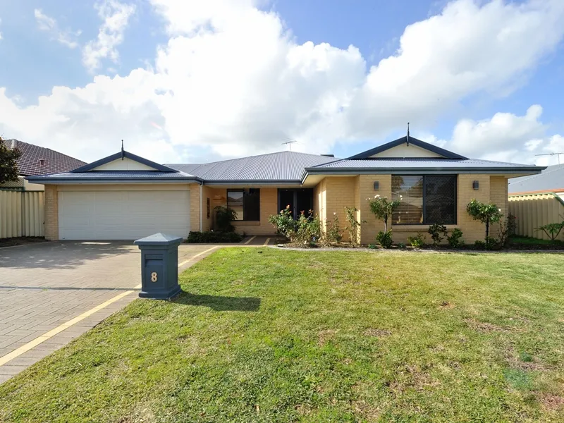 LARGE 4X2 FAMILY HOME WITH POOL