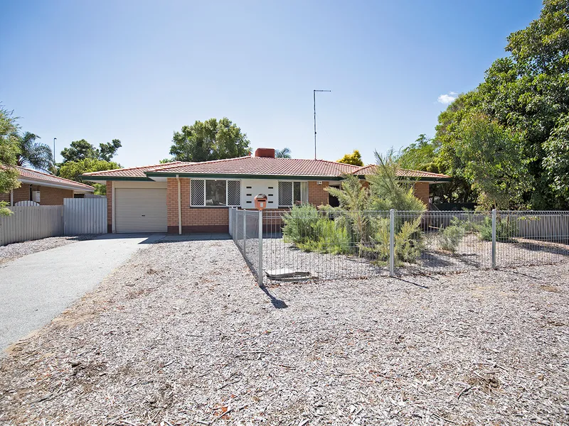 Overlooking a beautiful park and nestled in a fabulous quiet location!!!!!!!!