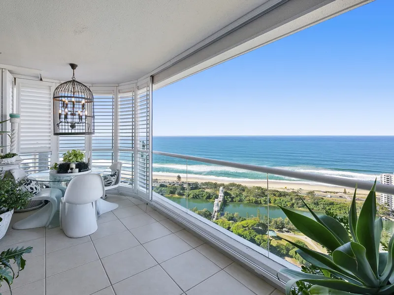 Luxury Sub-Penthouse - Impressive Ocean Views in Every Direction