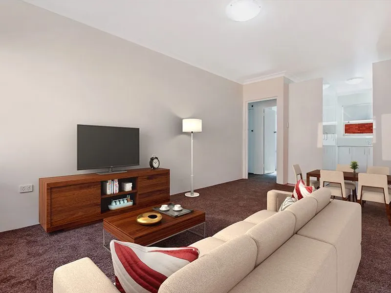 FULLY RENOVATED ONLY MINUTES TO STATION & SHOPS