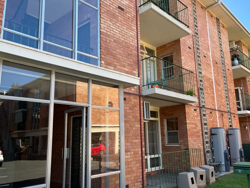 Two bedroom unit in great location only 5 minutes to the city