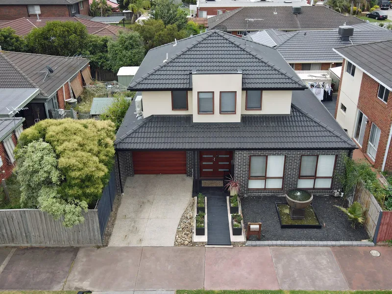 Striking Contemporary Residence 