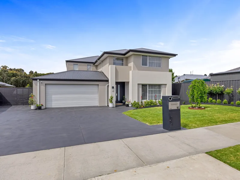 Experience Luxury Living on a Vast 1,388m² Parcel of Land!