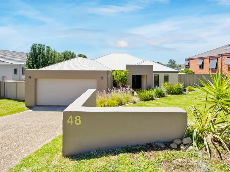 Family Entertainer with Views to Albury