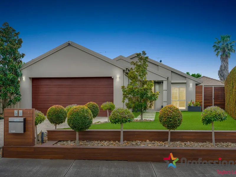 Stunning Resort Style Living Set in Prime ''Keilor Lodge''!