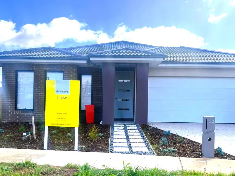 Lovely Family Home in Accolade Estate - Walk to Rockbank Train Station!