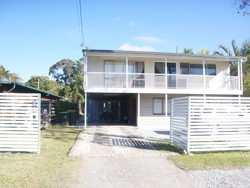Five bedroom home 800 metres to beach