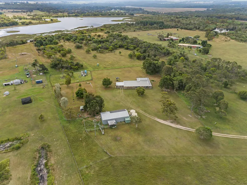 COUNTRY LIVING ON THE FRINGES OF TOWN