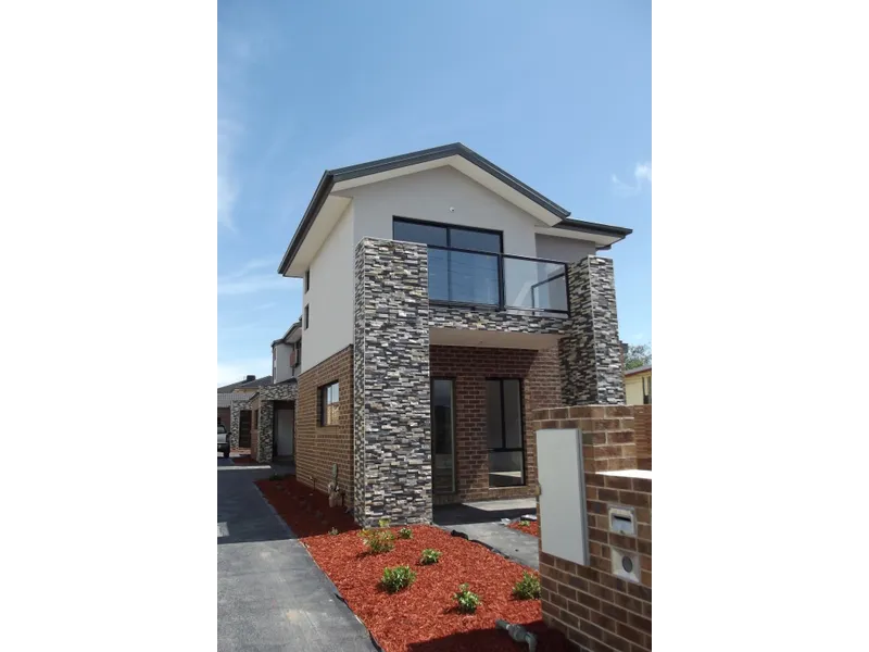 BEAUTIFUL 3 BEDROOM TOWNHOUSE