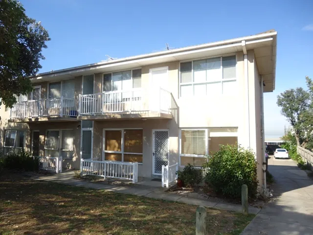 BAYVIEWS - BEACHSIDE APARTMENT