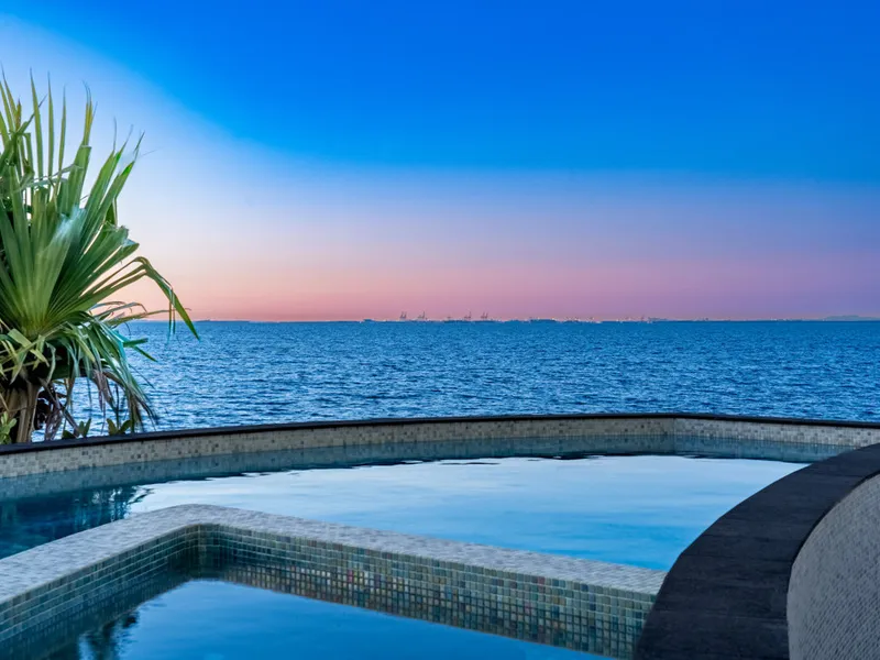 BESPOKE, EXTREMELY RARE, GROUND FLOOR PENTHOUSE WITH PRIVATE POOL AND SPA!