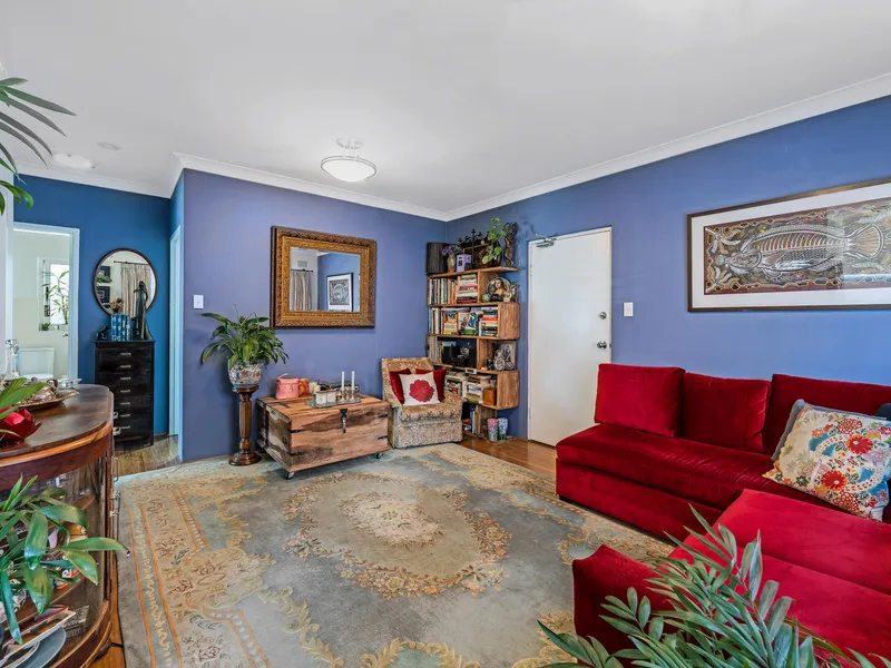 A Beautifully Renovated 3 Bedroom Apartment with Lock up Garage