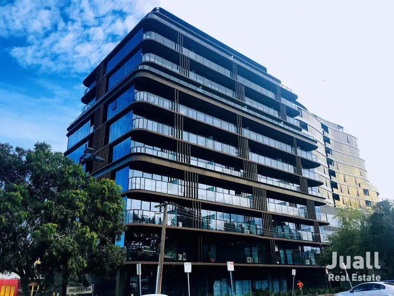 Fully furnished 1 bedroom + car space luxury apartment at Hawthorn East