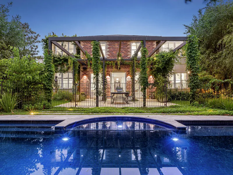 Clutha: Victorian Excellence and Contemporary Class, Steps from Sand and Sea