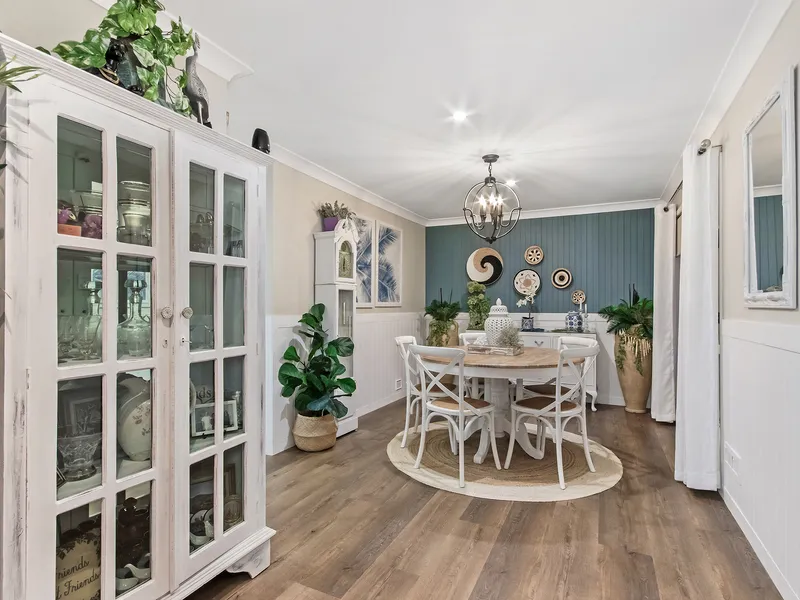 BEAUTIFULLY RENOVATED HAMPTON’S INSPIRED HOME