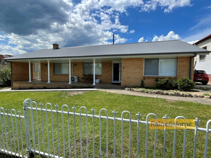Country Cottage in the Heart of Town