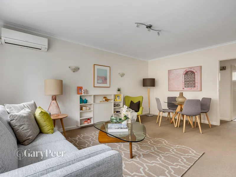 Single level living in a prized park location