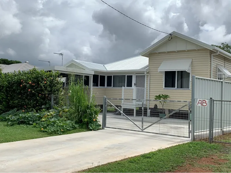 Restored Queenslander - Walking Distance to Town