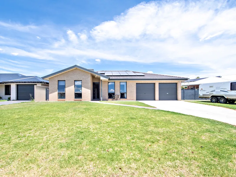 Stylish Entertainer in Fabulous Location!