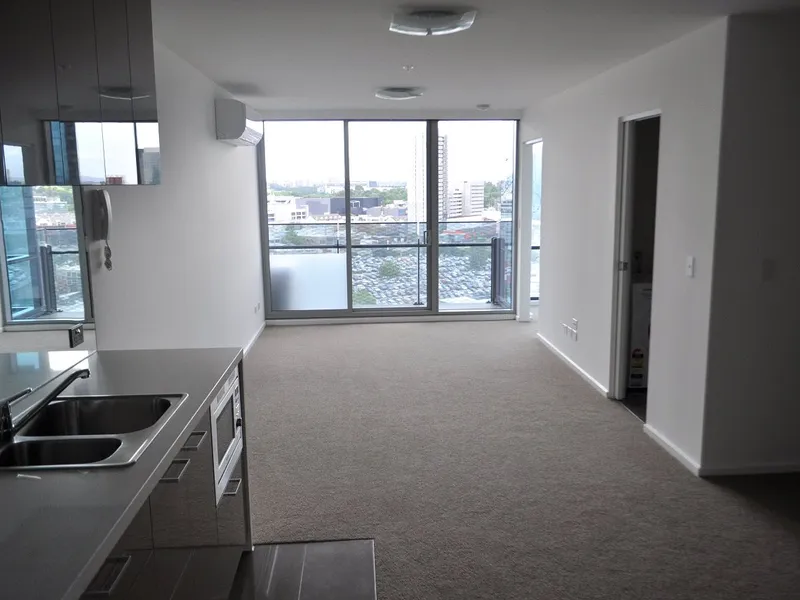 Stunning UNFURNISHED Southbank Apartment