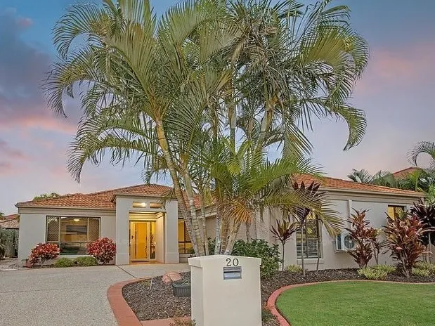 SINGLE LEVEL PRIVATE OASIS with No Body Corp Fees