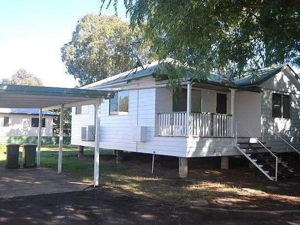 TUCKED AWAY 2 BEDROOM COTTAGE & ONLY A FEW MINUTES WALK TO THE CRI!