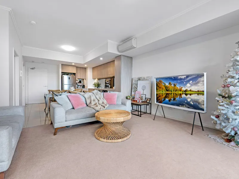 Level 7, two bedrooms apartment with district views
