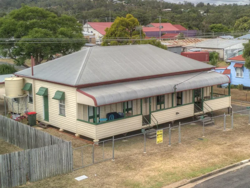 Investment Property - 3 Flats in Central Location with Excellent Return