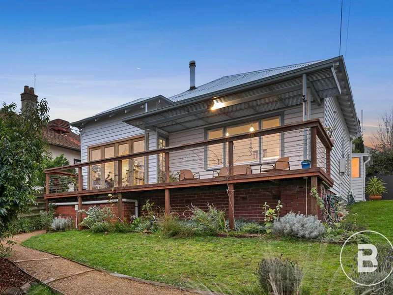 THREE BEDROOM HOME WITH VIEWS ACROSS THE CITY FROM ELEVATED SOLDIERS HILL