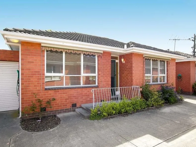 Spacious unit in the heart of Mentone, close to transport