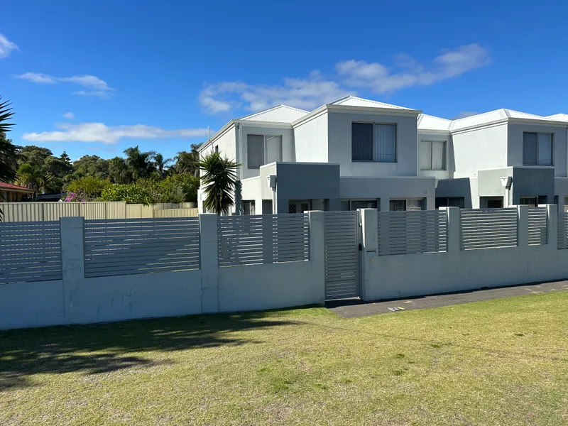 MODERN TOWNHOUSE CLOSE TO TRAIN STATION